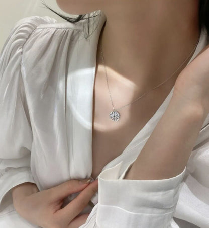 NEW Retro Magnetic Folding Heart Shaped Four Leaf Clover Pendant Necklace Women Love Clavicle Chain Gifts Openable Choker Jewelry