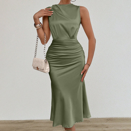 Woman wearing sleeveless ruched olive green midi dress with beige chain shoulder bag
